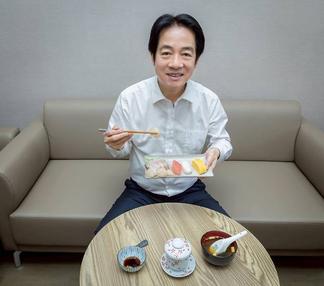 라이칭더 대만 총통이 20일 소셜네트워크서비스(SNS)에 초밥 등 일본산 수산물을 먹는 사진을 공개했다. 페이스북 캡처