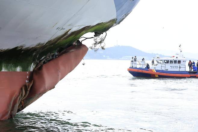 20일 전남 목포 삼학여객선부두에서 신안 족도에 좌초한 여객선 퀸제누비아 2호 사고관련 목포해경과 국과수 과학수사요원들이 경비정을 타고 해상에서 충돌부위 등 사고 조사를 하고 있다. 목포=박영철 기자 skyblue@donga.com
