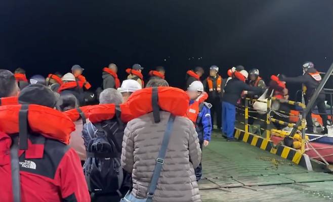 19일 오후 승객과 선원 등 267명을 태운 대형 카페리 퀸제누비아2호가 전남 신안군 족도 인근 해상에서 좌초된 직후 선내 모습. 스레드 캡처