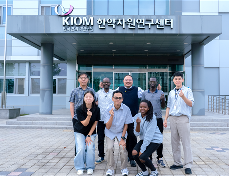 강영민 한약자원연구센터 책임연구원 연구팀. 한의학연 제공