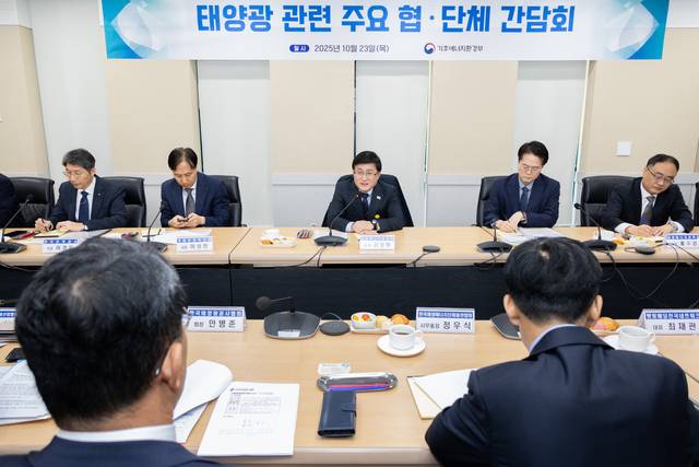 김성환 기후에너지환경부장관이 지난달 23일 서울 여의도 소재 이룸센터에서 11개 태양광 협·단체와 간담회를 갖고 재생에너지의 확대 방안을 논의하고 있다. [기후부 제공]