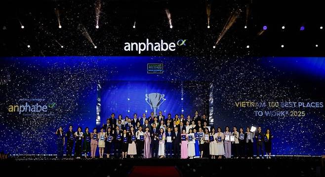 2025년 베트남 일하기 좋은 100대 기업 순위 발표식이 지난 19일 베트남 하노이에서 개최돼 상위 기업에 선정된 관계자들이 활짝 웃고 있다. 베트남 재무부 제공