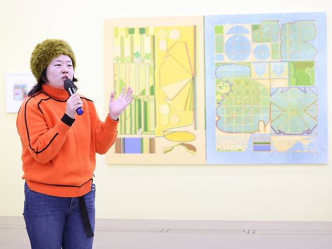 지난 19일 서울 종로구 아르코미술관에서 열린 아르코 예술창작실 작가전 '인 시투(In Situ)' 간담회에서 박정혜 작가가 작품을 설명하고 있다. 연합뉴스