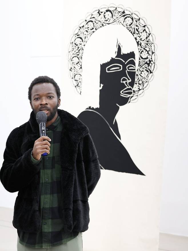 지난 19일 서울 종로구 아르코미술관에서 열린 아르코 예술창작실 작가전 '인 시투(In Situ)' 간담회에서 우고 멘데스 작가가 작품을 설명하고 있다. 연합뉴스