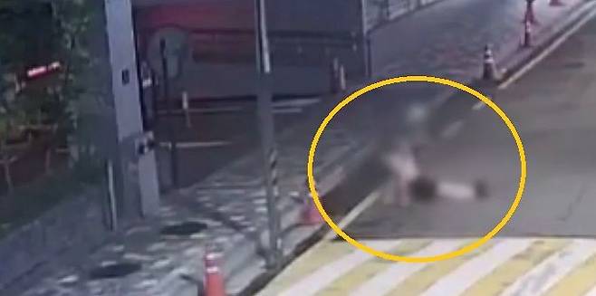 한 유명 연예기획사 임원이 술에 취한 여성을 길에 방치하는 모습. 출처=TV조선