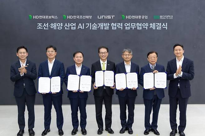 20일 경기 성남시 판교 글로벌R&D센터에서 정기선 HD현대 회장(오른쪽부터), 오연천 울산대학교 총장, 금석호 HD현대중공업 사장, 박종래 UNIST 총장, 김형관 HD한국조선해양 사장, 정영근 HD현대로보틱스 로봇사업부문장, 배경훈 부총리 겸 과학기술정보통신부 장관이 기념촬영을 하고 있다. HD현대 제공