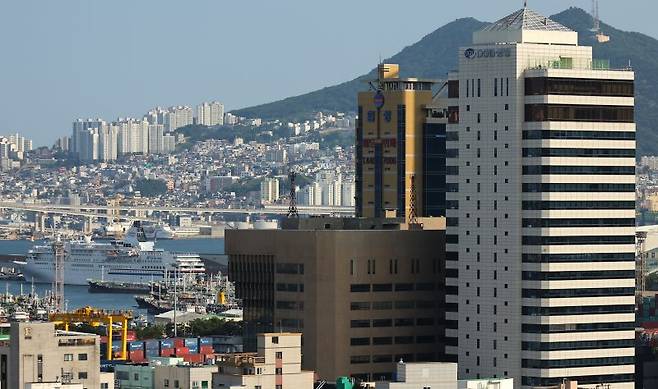 해수부가 본관으로 임차하기로 한 부산 동구 소재 IM빌딩(오른쪽 흰색건물)과 별관으로 임차할 협성타워(왼쪽) 연합뉴스