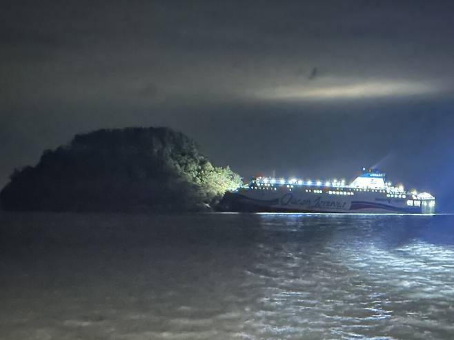 19일 오후 8시 17분께 전남 신안군 장산면 장산도 인근 해상에서 267명이 탄 여객선이 좌초됐다. 해경은 경비정을 급파해 승객들을 목포로 이송하고 있다. 연합뉴스