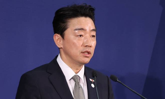 강훈식 대통령비서실장이 18일 아랍에미리트(UAE) 아부다비 한 호텔의 한국프레스센터에서 이재명 대통령 전략경제협력 특사 성과 관련 브리핑을 하고 있다. 연합뉴스