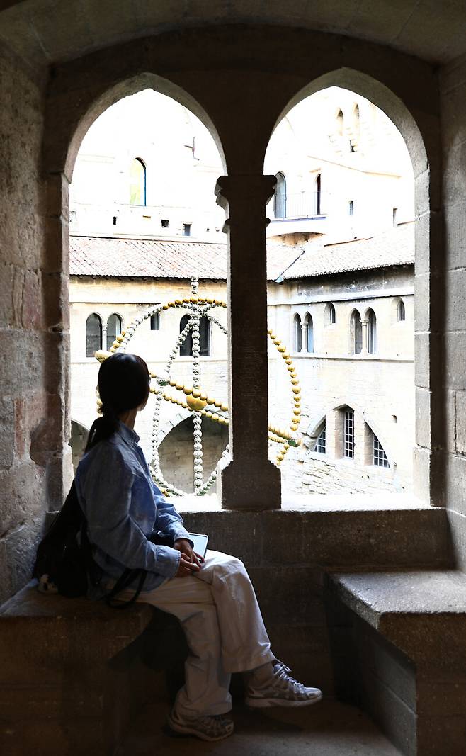 아비뇽 교황청 안에 전시 중인 장미셸 오토니엘의 작품을 보고 있는 여행객. 박미향 기자