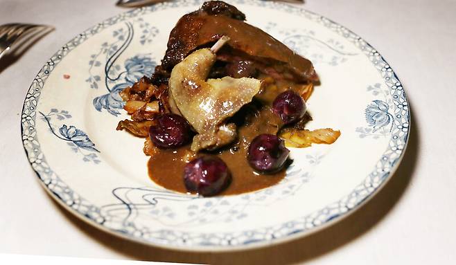 ‘미쉐린 가이드’ 별 레스토랑인 ‘라 타블 오트’의 비둘기 요리. 박미향 기자