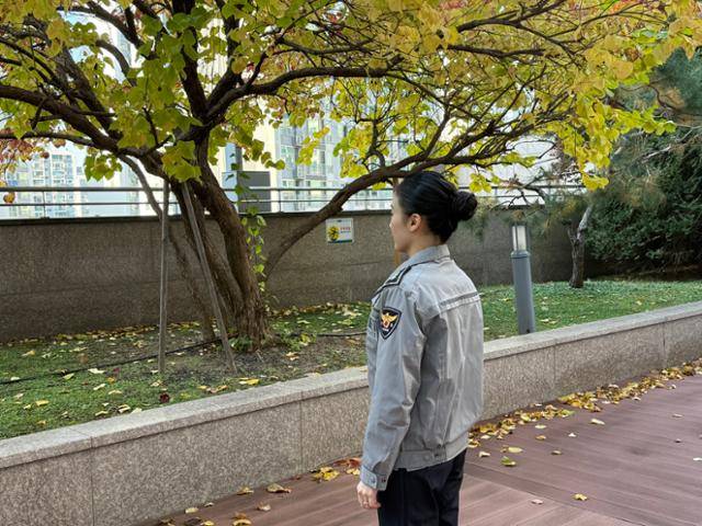 서울 강서경찰서 소속 고모 경장이 한국일보와 인터뷰한 뒤 포즈를 취하고 있다. 고 경장은 여경에 대한 부정적 시선이 신경 쓰여 얼굴 공개는 어렵다고 했다. 권정현 기자