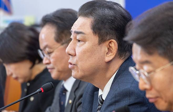 더불어민주당 김병기 원내대표와 원내지도부들이 20일 국회에서 열린 정책조정회의에서 발언하고 있다. 2025.11.20 [사진=연합뉴스]