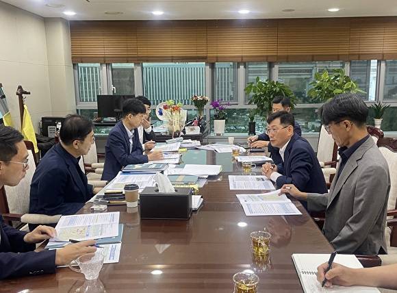 최훈식 장수군수가 김윤덕 국토부장관에게 지역 현안을 설명하고 있다. [사진=장수군 ]