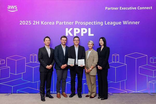 왼쪽부터 허정열 AWS 코리아 파트너 사업 총괄, 크리스 케이시(Chris Casey) AWS 아시아태평양 및 일본(APJ) 파트너쉽 총괄, 장진환 스마일샤크 대표, 코리 브리스코(Corrie Briscoe) AWS 아시아·태평양 및 일본(APJ) 파트너 코어 총괄, 방희란 AWS 한국 파트너 세일즈 총괄
