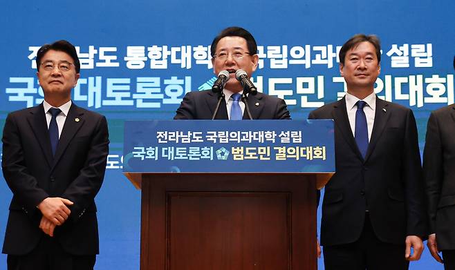 전남에 국립의과대학 유치가 확실시된다. 김영록 지사는 “전남 통합대학교 국립의대 신설을 반드시 이뤄내 동·서부권에 각각 부속병원을 설립하고 지역 완결적 의료체계를 확립해가겠다”고 밝혔다. [사진 전라남도]