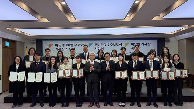 20일 서울 중국 한국프레스센터 19층 기자회견장에서 '제422회 이달의 기자상' 시상식과 '2025년 4분기 생명존중 우수보도상’, ‘제2회 아동학대예방 우수보도 기자상’ 시상식이 열렸다. 수상자들이 기념사진을 찍고 있다. /한국기자협회