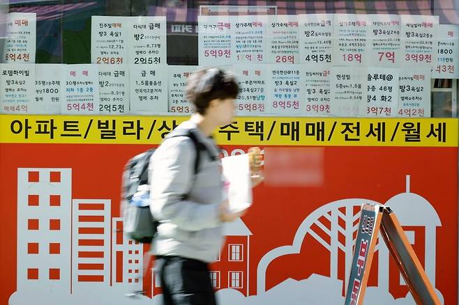 서울 중랑구의 한 공인중개사 사무소에 매매 매물 시세표가 붙어있다. 사진=뉴스1