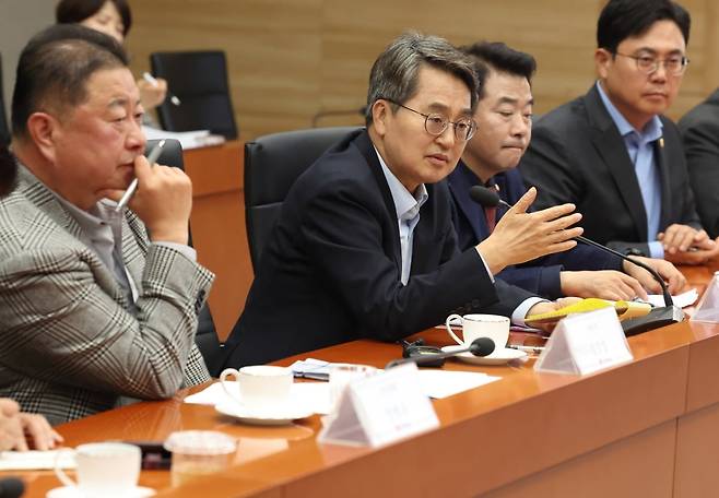 김동연 경기도지사가 LG디스플레이 파주사업장을 방문해 발언을 하고 있다. 경기도 제공.