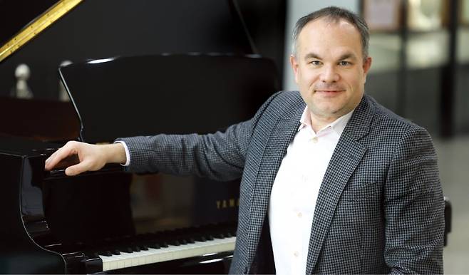 서울 중림동 한국경제신문사에서 다비드 마레체크 체코필하모닉 대표(CEO)가 인터뷰에 앞서 피아노를 배경으로 사진을 찍고 있다. 마레체크 대표는 경영인 겸 피아니스트로 활동하고 있다. /이솔 기자