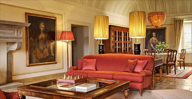 피렌체 디자인 스타일을 담아낸 투 베드룸 스위트 ‘CASA DEL VESCOVO’의 거실 전경.