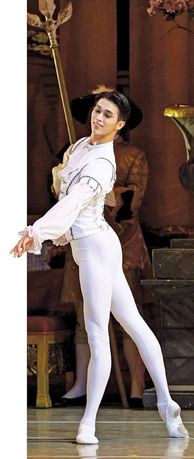 발레리노 전민철이 지난 8일 마린스키발레단 정기공연 ‘잠자는 숲속의 미녀’에서 데지레 왕자를 연기하고 있다. /ⓒ알렉산더 네프, 마린스키극장 제공