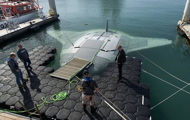 미국 DARPA 박사들과 노스롭그루먼 엔지니어들이 만타레이 수중 시험을 앞두고 최종 점검을 하고 있다. DB금지