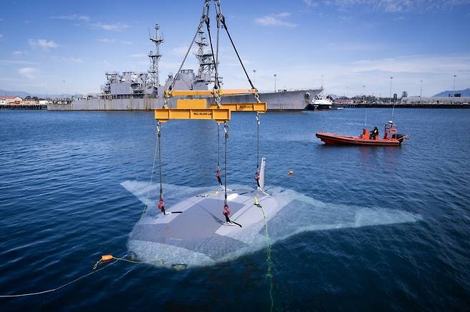 만타레이가 시운전을 위해 바다에 투입되고 있다.