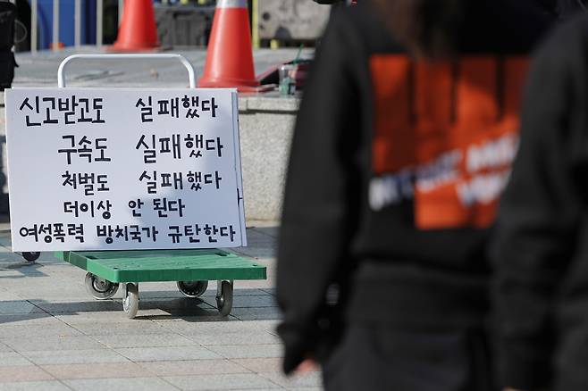 114명의 시민들이 참여한 ‘여성살해 규탄 퍼포먼스-114번의 신고 114번의 실패’ 퍼포먼스가 13일 서울 종로구 보신각 앞에서 열리고 있다. 정효진 기자