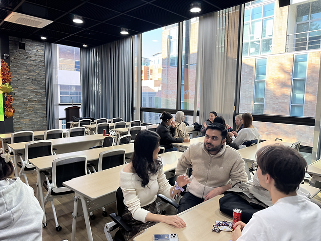 Students attending SISA's Language and Culture Exchange event are gathered Friday at a hall in Seoul National University. (Lee Seung-ku/The Korea Herald)