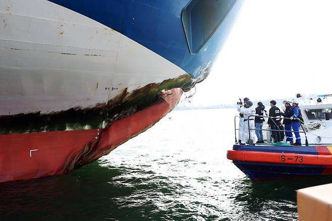 The Korea Coast Guard and National Forensic Service conduct a joint inspection of the Queen Jenuvia II at a port in Mokpo, South Jeolla Province, Thursday, after it ran aground in nearby waters Wednesday evening. (Yonhap)