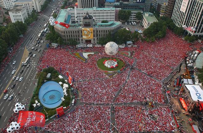 Crowds fill Seoul Plaza on June 29, 2002, as fans gather to cheer for Korea in its third-place match against Turkey during the 2002 World Cup. Similar scenes unfolded across the country whenever the Korean team played. [SHIN IN-SEOP]