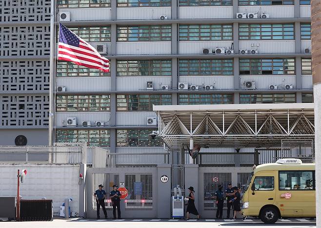 The American flag is seen in front of the U.S. Embassy in Korea in Jongno District, central Seoul, on Sept. 11. [NEWS1]