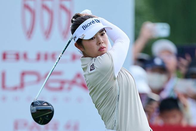 Japan's Miyu Yamashita plays a shot during the final round of the Buick LPGA Shanghai golf tournament in Shanghai, China, on Oct. 12. [AFP/YONHAP]