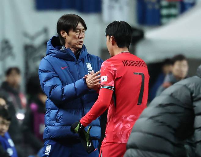 Korean national football team head coach Hong Myung-bo, left, and team captain Son Heung-min greet each other as Son is substituted in the second half of a friendly at World Cup Stadium in Mapo District, western Seoul, on Nov. 18. [YONHAP]