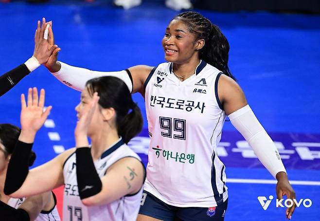 모마(도로공사)가 20일 기업은행전에서 득점한 뒤 하이파이브하며 기뻐하고 있다. KOVO 제공