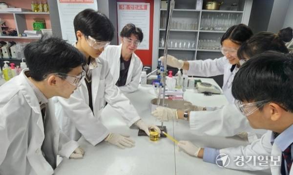 경기외고 원어민 교사의 IB과학수업 모습. 박화선기자