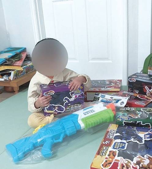 산타를 기다리는 준수(가명). 초록우산 경기지역본부 제공