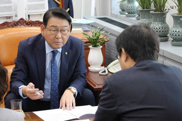 김교흥 국회 문화체육관광위원장(더불어민주당·인천 서구갑)이 최근 최휘영 문화체육관광부 장관과 만나 국립 강화 고려박물관 건립을 위한 기본계획 수립 용역비 등 2026년도 예산안에 대한 협의를 하고 있다. 김 위원장실 제공