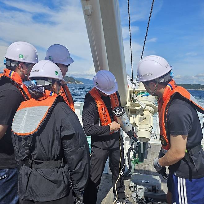 실습생들이 관측기기의 수중 위치를 알려주는 장비에 대해 설명을 듣고 있다. [사진제공 = 지오시스템리서치]