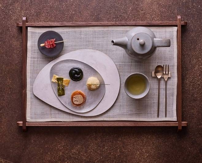 하우스오브신세계 헤리티지 디저트 살롱의 다과 세트.