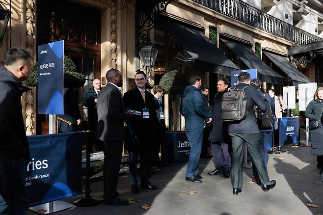 19일(현지시간)  ‘제프리스 글로벌 헬스케어 콘퍼런스’가 열린 영국 런던의 월도프 힐튼호텔 앞 전경. 비즈니스 미팅을 마친 참석자들이 곳곳에서 이야기를 나누고 있다. [제프리스]
