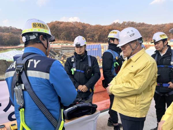김용진 GH사장이 20일 안양관양고 공동주택지구 건설현장을 방문해 안전점검을 하고 있다. [사진=GH]