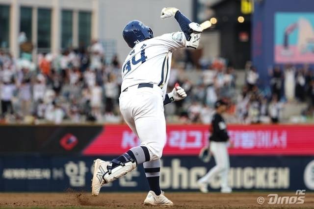 6월 1일 창원 한화전에서 만루포를 친 뒤 오른손을 들며 기뻐하고 있는 오영수. 사진=NC 제공