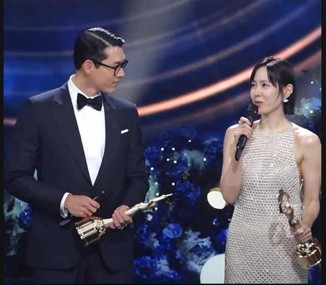 현빈·손예진 부부가 제46회 청룡영화상에서 남우주연상·여우주연상·인기상까지 모두 휩쓸며 ‘청룡 석권’의 장면을 만들어냈다. / 사진 = ‘청룡영화상’ 캡처