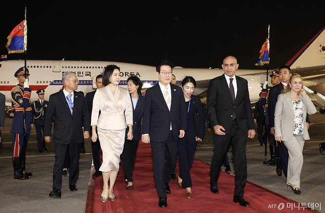 [카이로=뉴시스] 최동준 기자 = 이집트를 공식 방문한 이재명 대통령과 김혜경 여사가 19일(현지 시간) 카이로 국제공항에서 이동하고 있다. 2025.11.20. photocdj@newsis.com /사진=