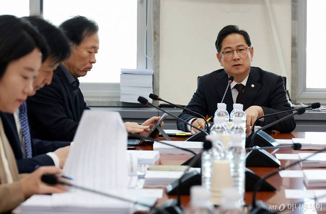 [서울=뉴시스] 고승민 기자 = 박수영 국회 기재위 조세소위원장이 18일 서울 여의도 국회에서 열린 기획재정위원회 조세소위원회를 주재하고 있다. 2025.11.18. kkssmm99@newsis.com /사진=