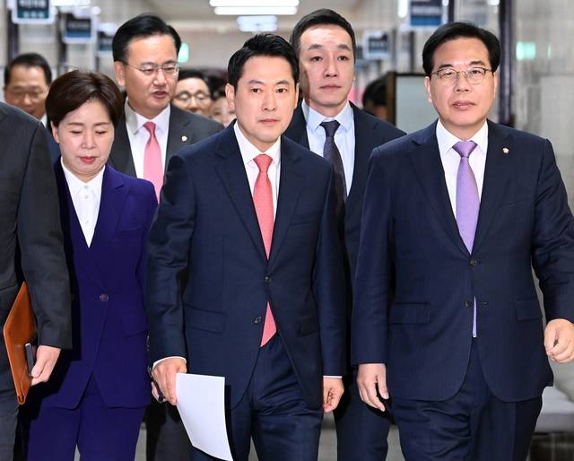 최고위원회의장 들어서는 장동혁  : 장동혁(가운데) 국민의힘 대표가 20일 오전 국회에서 열린 최고위원회의에 참석하기 위해 이동하고 있다.  곽성호 기자