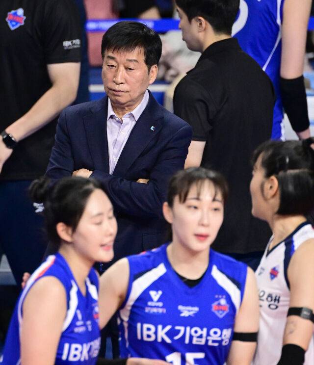IBK기업은행 김호철 감독이 답답해하고 있다 / 한국배구연맹(KOVO)