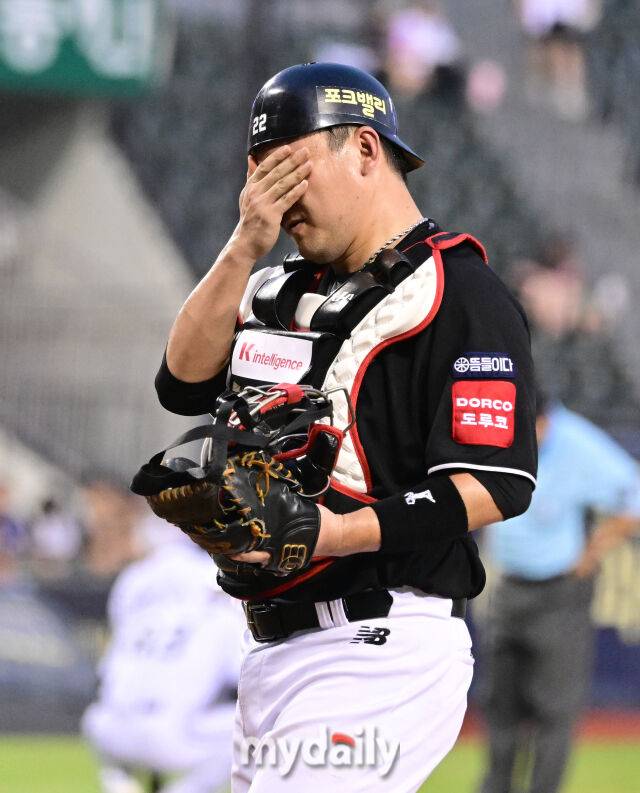 2025년 7월 29일 오후 서울 잠실구장에서 열린 '2025 신한 SOL뱅크 KBO 리그' KT 위즈와 LG 트윈스의 경기. KT 장성우가 3회말 2사 후 LG의 계속된 도루에 당황하고 있다./마이데일리